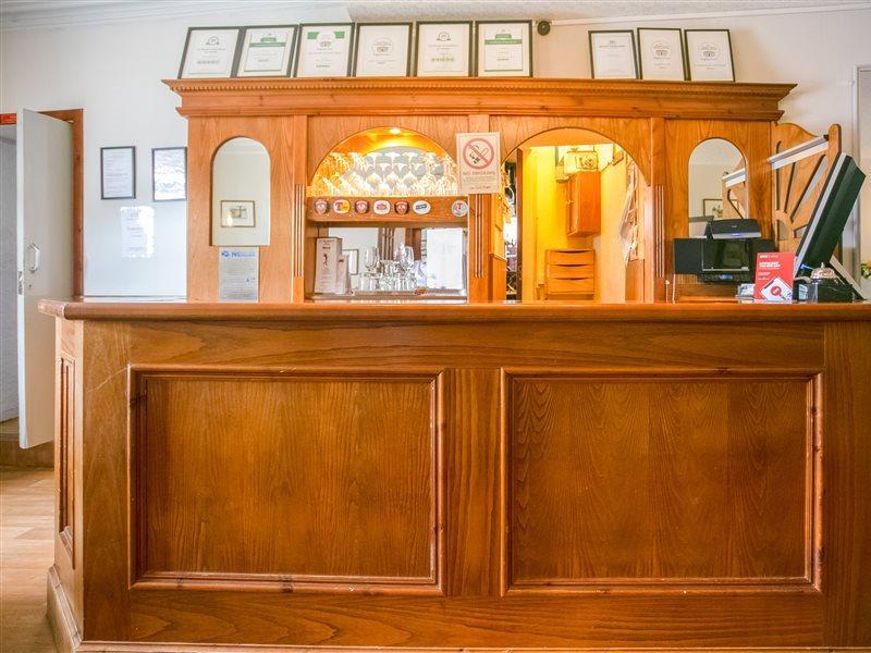 Corner Hotel カーヌスティ エクステリア 写真