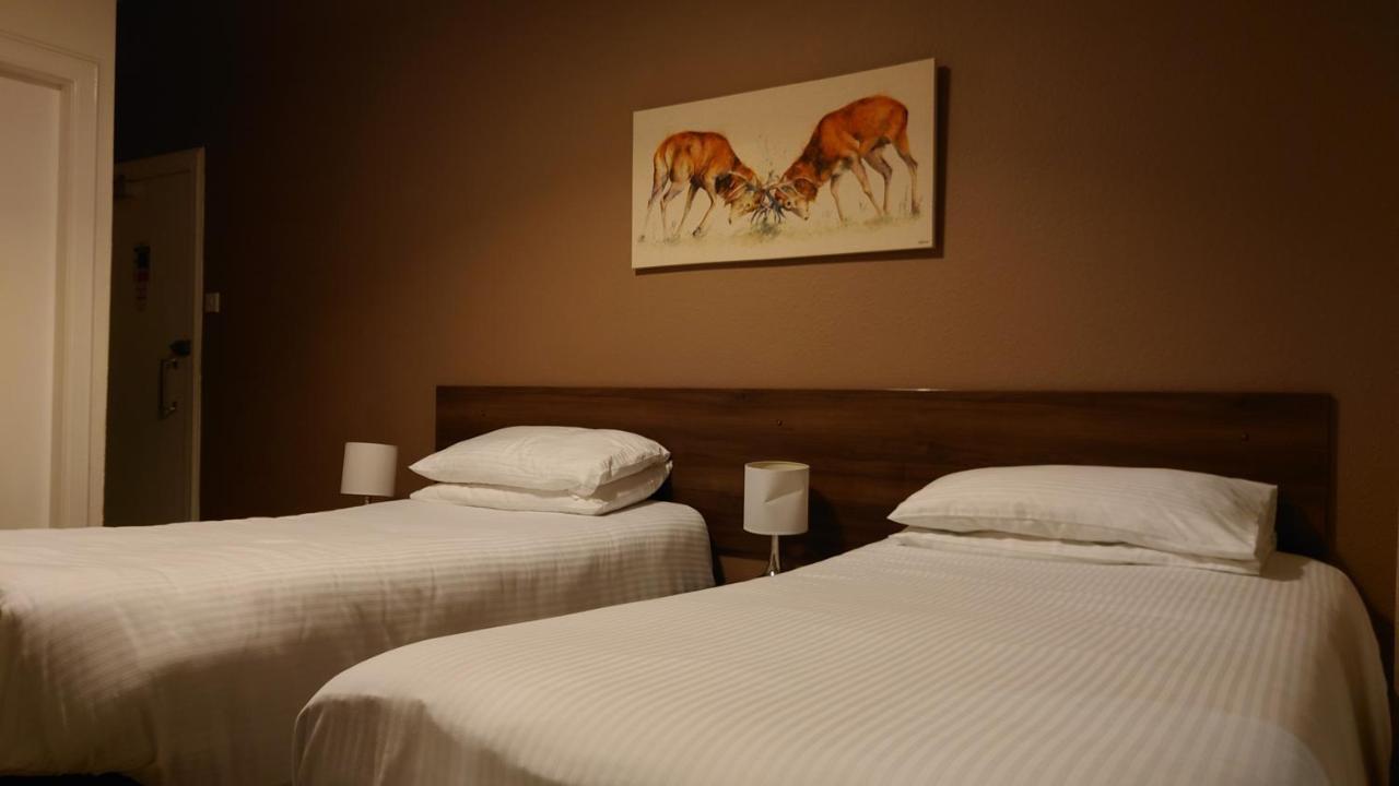 Corner Hotel カーヌスティ エクステリア 写真